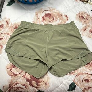 Lululemon Hotty hots size 14 high rise 4 inch in great condition